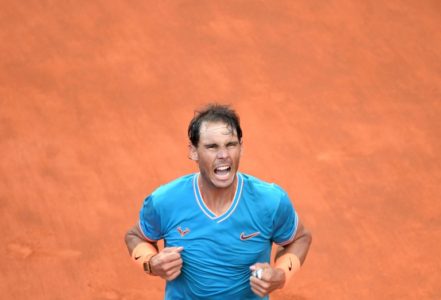 El tenista español Rafael Nadal celebra su victoria sobre el serbio Novak Djokovic en la final del torneo de Roma el 19 de mayo de 2019. Foto AFP