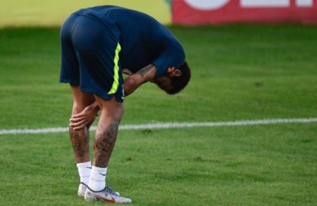 Neymar dejó el entrenamiento "tocado" y temen en Brasil