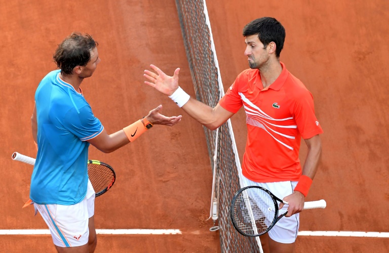 Novak Djokovic (D) felicita al español Rafael Nadal por la obtención del Masters 1.000 de Roma