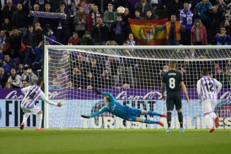 Un jugador del Real Valladolid lanza fuera un penalti durante el partido liguero contra el Real Madrid. Foto AFP
