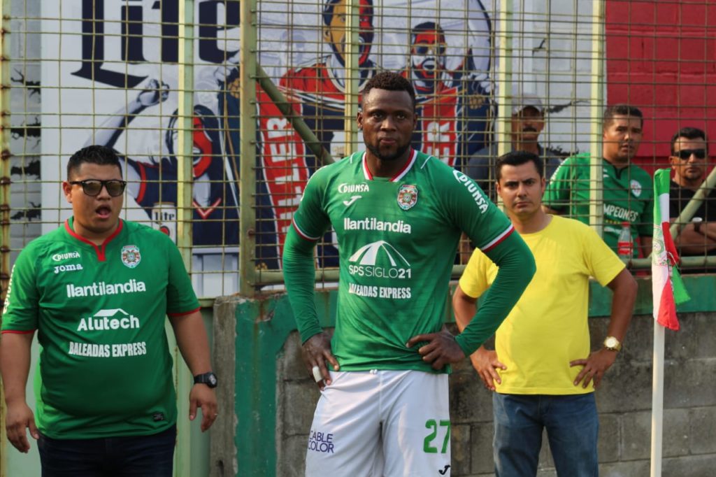 La decepción de Yustin Arboleda del Marathón al ver perder la ventaja frente al Motagua. Foto HSI/Mario Figueroa