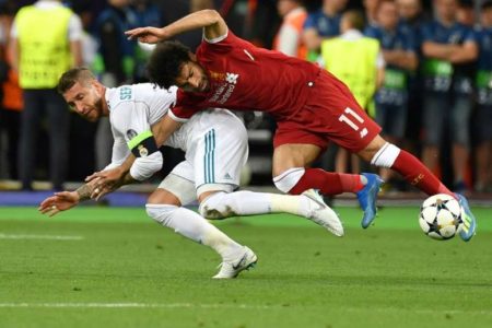 Mohamed Salah salió lesionado en la pasada final ante Real Madrid. Foto AFP