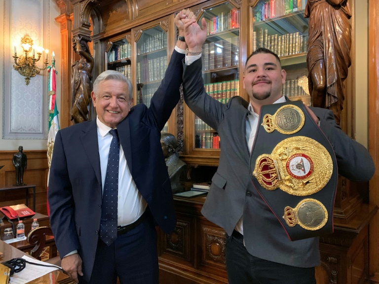 Andrés Manuel López Obrador, levanta el brazo del boxeador Andy Ruiz, flamante campeón mundial