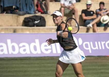 Angelique Kerber devuelve una bola durante el partido de octavos de final del WTA Mallorca Open