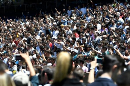 Cerca de 4500 fans del real Madrid vieron la presentación de Jovic. Foto Getty