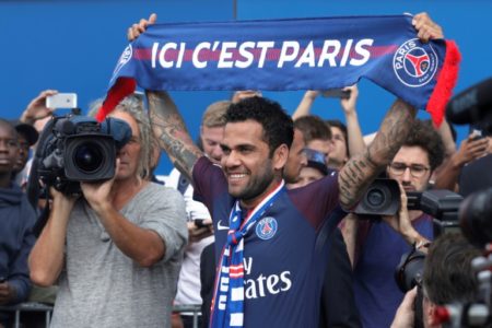 Dani Alves posa con una bufanda tras su presentación como nuevo jugador del París Saint-Germain