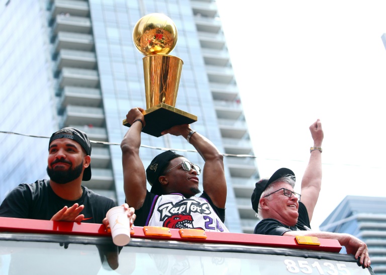 Drake y Kyle Lowry celebran con el trofeo de campeones el título de los Toronto Raptors en la NBA