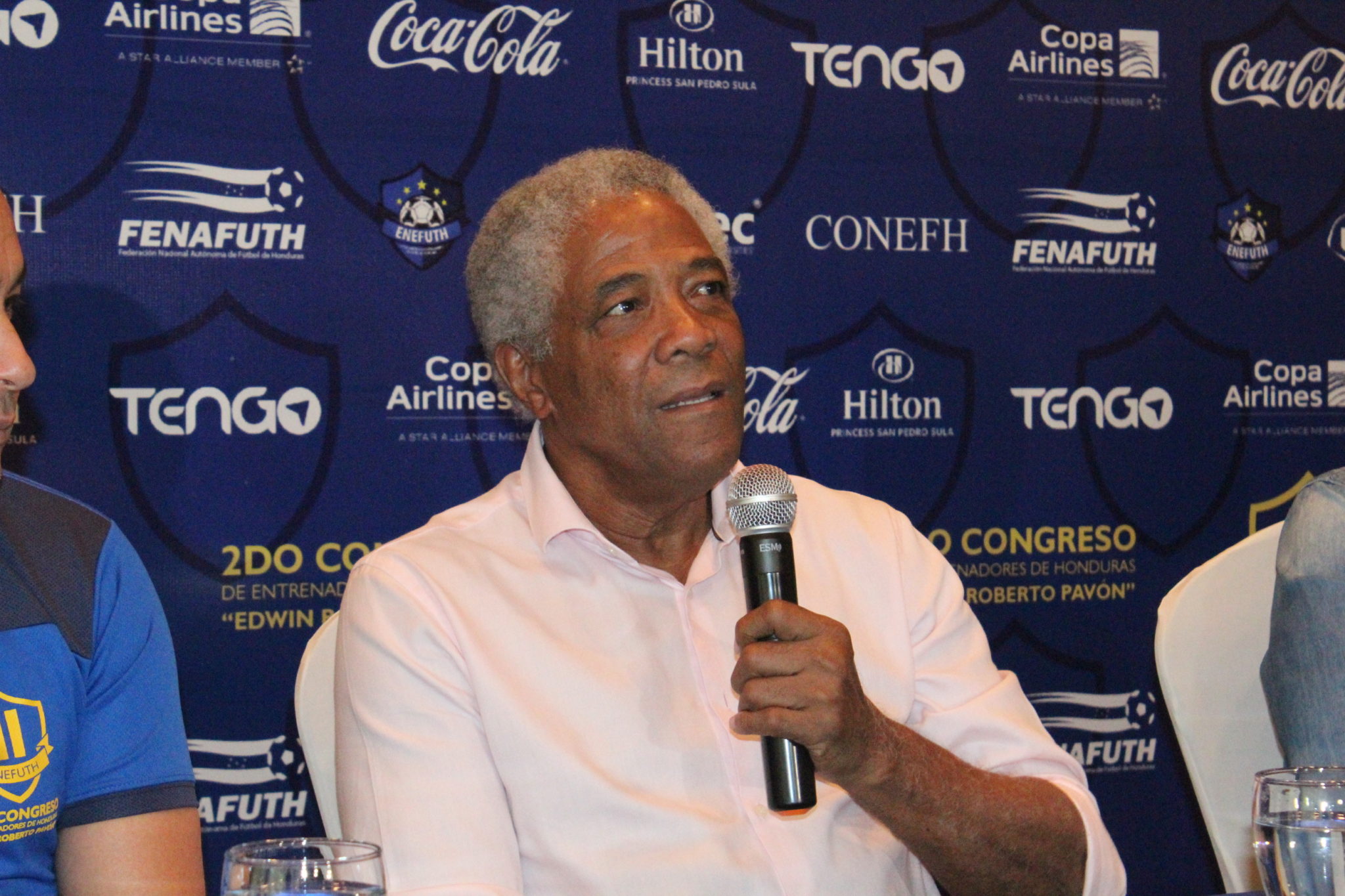 Francisco Maturana ya está en Honduras para Congreso de entrenadores