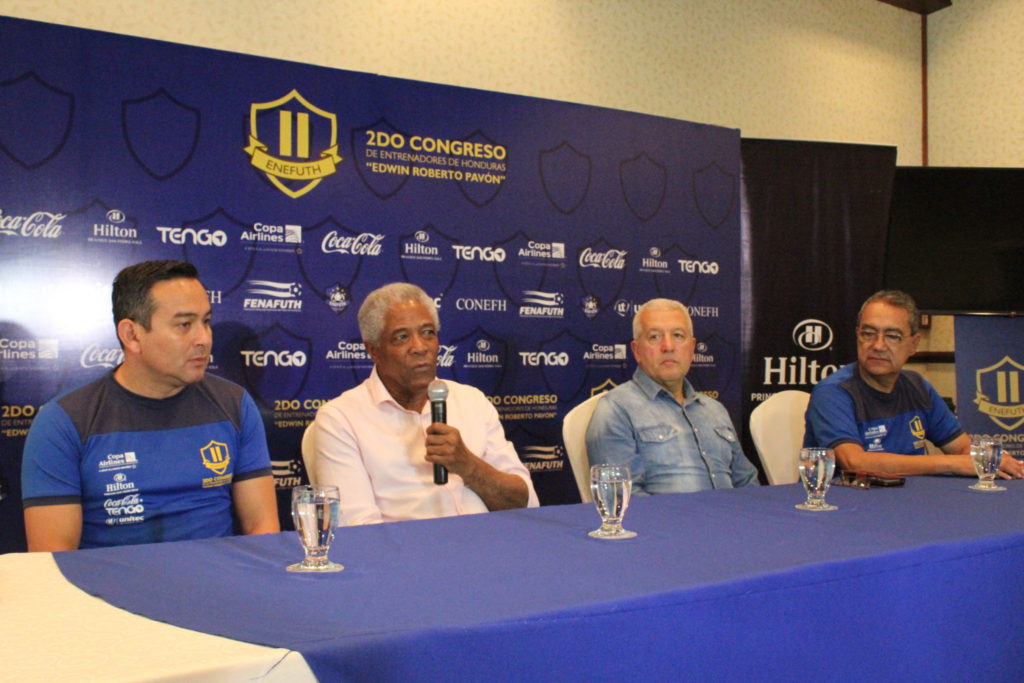 Mesa principal de Izq. a der: Jorge Jiménez, Francisco Maturana, Gustavo Ferrín y Marco Antonio Garay. Foto HSI/Reiner Germer