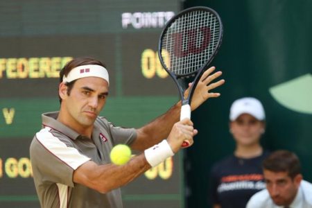 Federer devuelve una bola con su característico golpe de revés. Foto EP