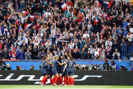 Francia celebra después de marcar un gol durante el partido de fútbol de la Copa Mundial Femenina