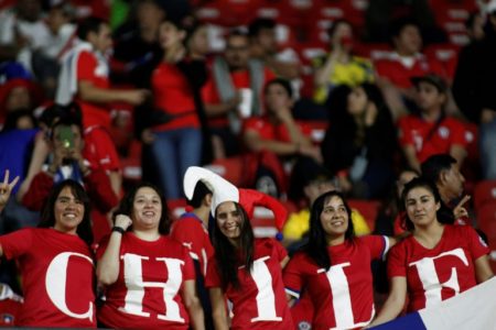 Hinchas de Chile alientan al equipo previo a su partido contra Japón