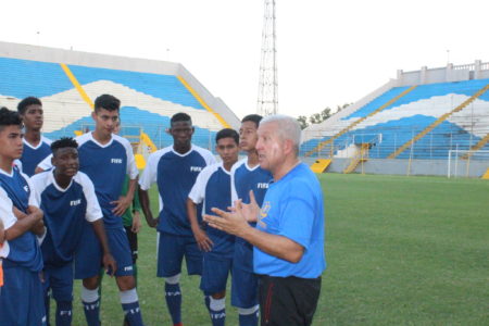 El profesor Gustavo Ferrín practicó tácticas futbolísticas con juveniles catrachos. Foto HSI/Mario Figueroa