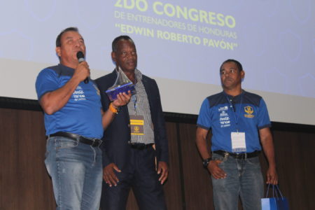 Los entrenadores Ramón Tábora y José Valladares, le dieron reconocimiento al Instructor de FIFA, Etienne Siliee. Foto HSI/Mayra Pastrana
