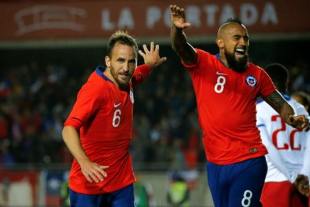 Jose Fuenzalida (I) celebra con Arturo Vidal (D) un gol contra Haiti