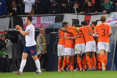 Jugadores de Holanda celebran un gol durante la semifinal de la Liga de Naciones de la UEFA entre Holanda e Inglaterra