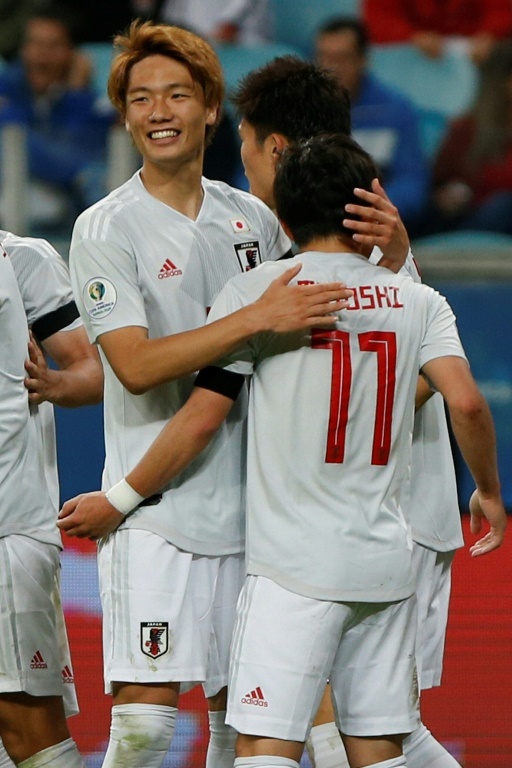Koji Miyoshi (11) celebra con sus compañeros su segundo gol para japón contra Uruguay 