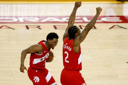 Kyle Lowry y Kawhi Leonard (#2) festejan el triunfo de los Toronto Raptors