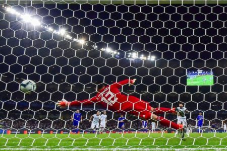Lionel Messi (D) convierte de tiro penal el empate de ARgentina contra Paraguay