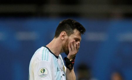 Lionel Messi se marcha cabizbajo luego de la derrota ante Colombia 