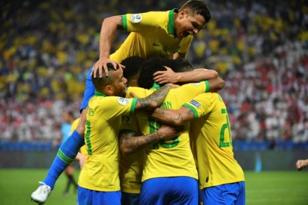 Brasil celebran uno de los cinco goles marcados a Perú