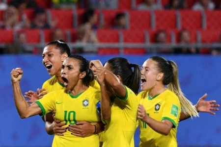 Marta (I) celebra con sus compañeras un gol sobre Italia