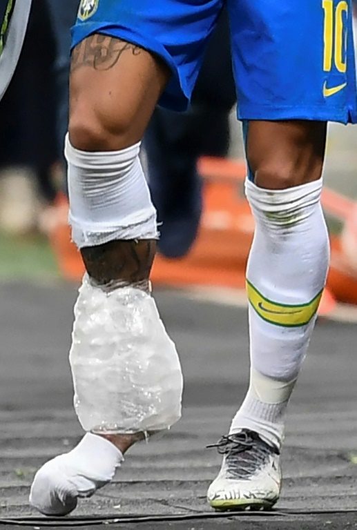 Neymar abandona el campo tras lesionarse con lo que parece ser una bolsa de hielo en torno al tobillo derecho