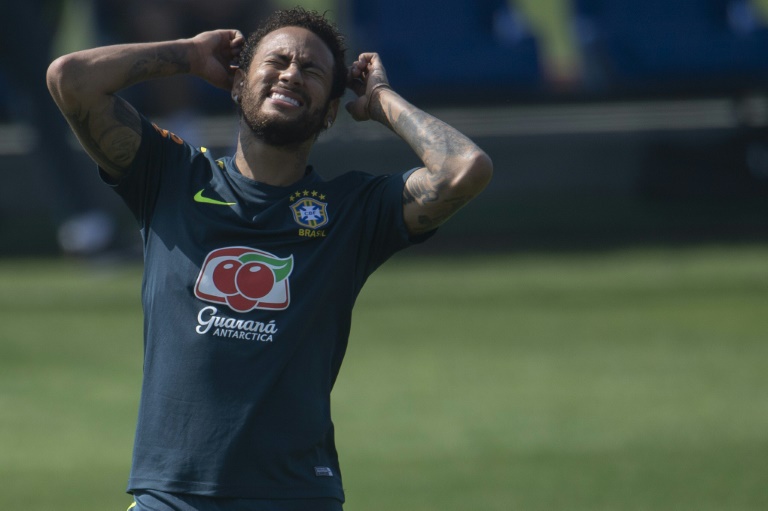 Neymar se toma la cabeza durante un entrenamiento de la selección de Brasil