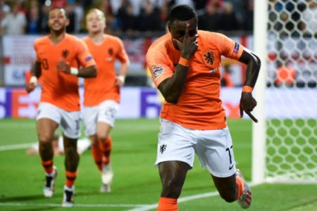 Quincy Promes celebra un gol de Holanda Sobre Inglaterra