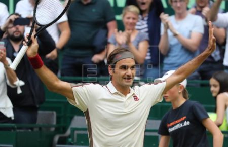 Roger Federer celebra la victoria sobre el español Roberto Bautista