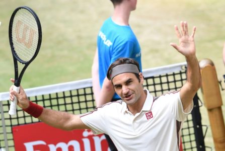 Roger Federer celebra su victoria sobre el francés Pierre-Hugues Herbert