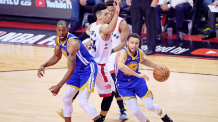 Stephen Curry conduce el balón en el juego frente a alos Raptors. Foto EFE