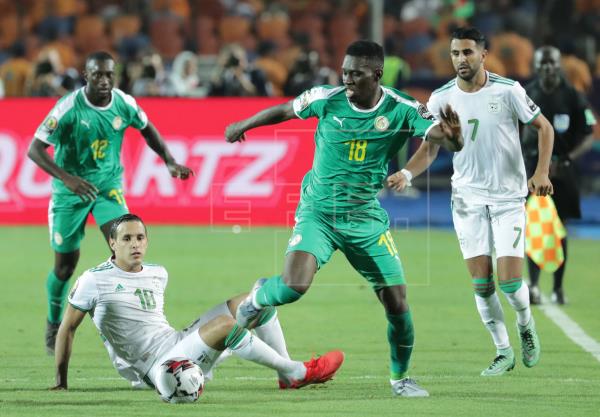 Argelia derrotó este viernes a una peleona Senegal por 1-0