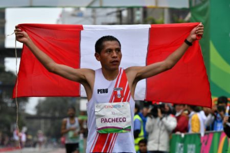 Christian Pacheco de Perú celebra después de ganar la medalla de oro en la Maratón 