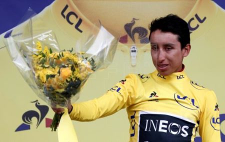 Egan Bernal en el podio y con el maillot amarillo de líder. Foto EFE
