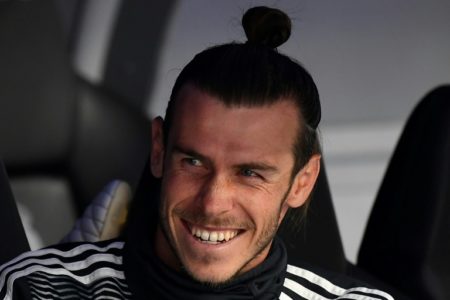 Gareth Bale sonríe en el banquillo del Real Madrid