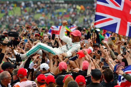 Lewis Hamilton celebra con los aficionados su victoria en el Gran Premio de Gran Bretaña