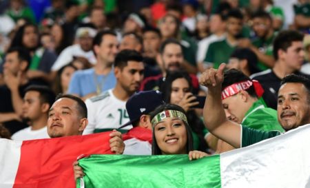 Los fanáticos de México animan a su equipo antes del partido de fútbol de semifinales de la Copa de Oro de Concacaf 2019 
