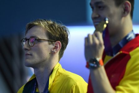 Mack Horton permanece impertérrito mientras el chino Sun Yang muerde su oro tras la entrega de medallas