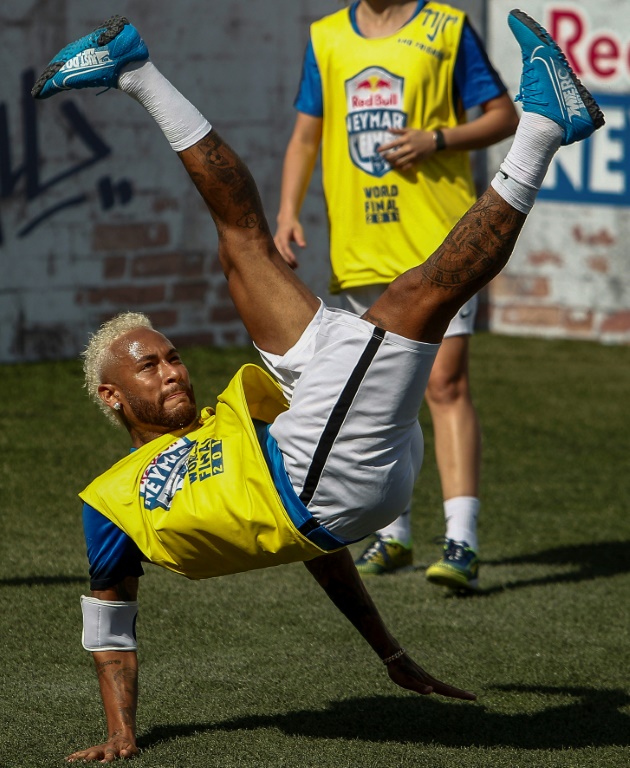 Neymar remata de chilena durante un torneo de fútbol sala a beneficio de su fundación