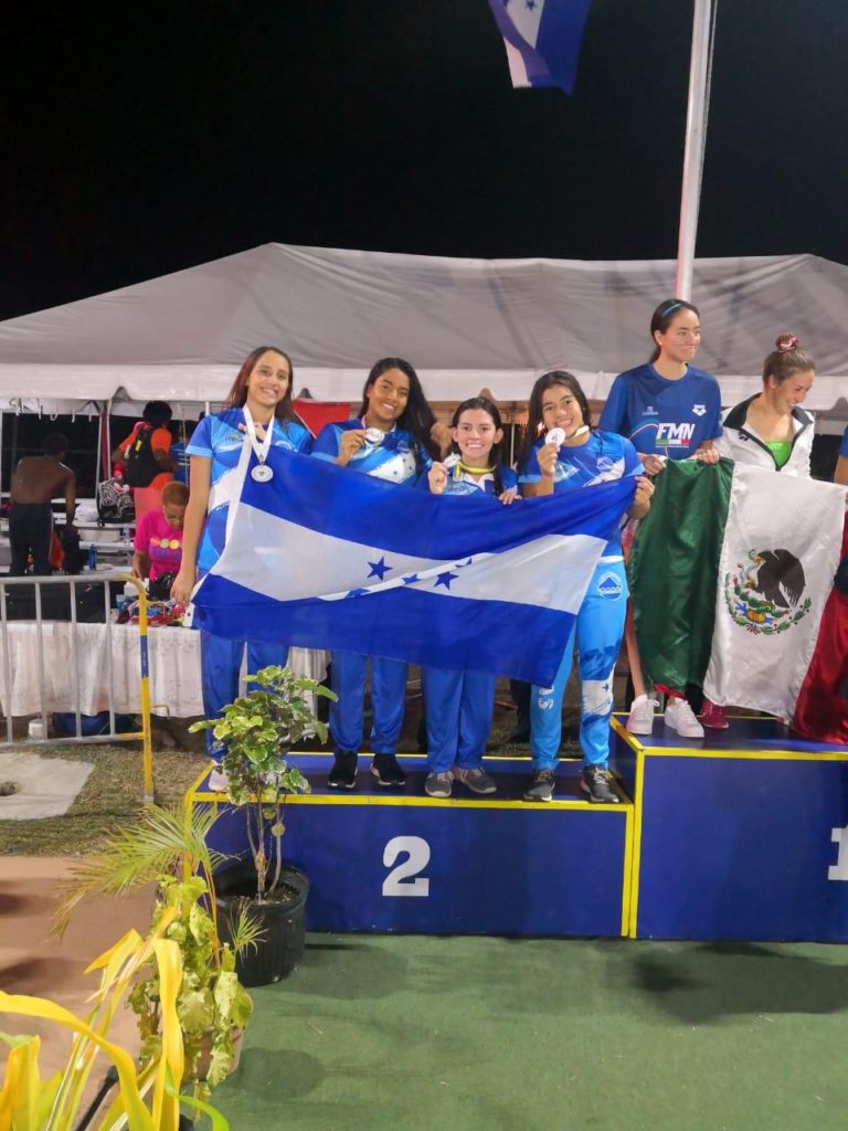 El equipo de relevos de Honduras en los CCCAN al recibir la plata.