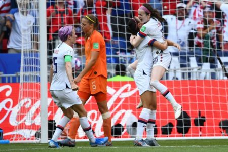 Rose Lavelle celebra con sus compañeras el segundo gol de Estados Unidos