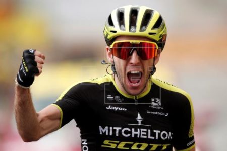 Simon Yates celebra su victoria en la etapa 12 del Tour de Francia. Foto EFE