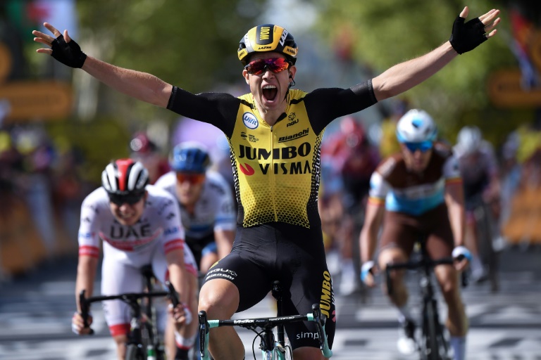 Wout van Aert alza los brazos al cruzar victorioso la meta de la décima etapa del Tour de Francia 2019