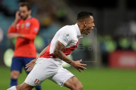 Yoshimar Yotún celebra un gol, durante el partido Chile-Perú