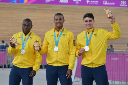 El equipo colombiano de esprint de ciclismo en pista, medalla de plata en los Juegos Panamericanos
