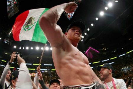 El mexicano Saúl 'Canelo' Alvarez celebra su triunfo ante Daniel Jacobs