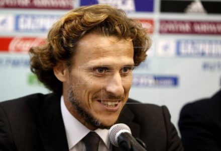 En la imagen un registro del futbolista uruguayo Diego Forlán, quien anunció este martes su retiro de la actividad profesional. Foto EFE