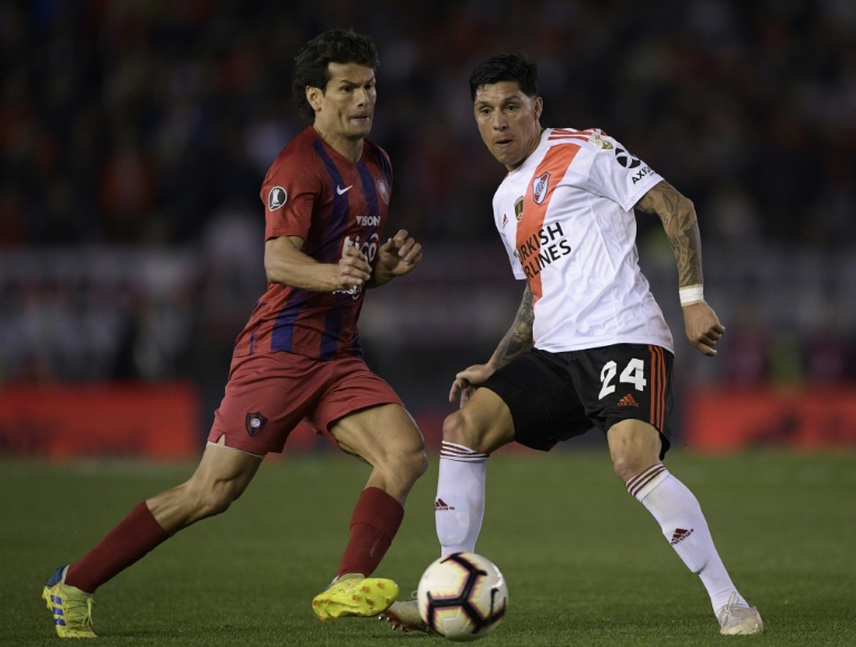 Enzo Pérez (D), de River Plate, disputa la pelota con Nelson Haedo, de Cerro Porteño