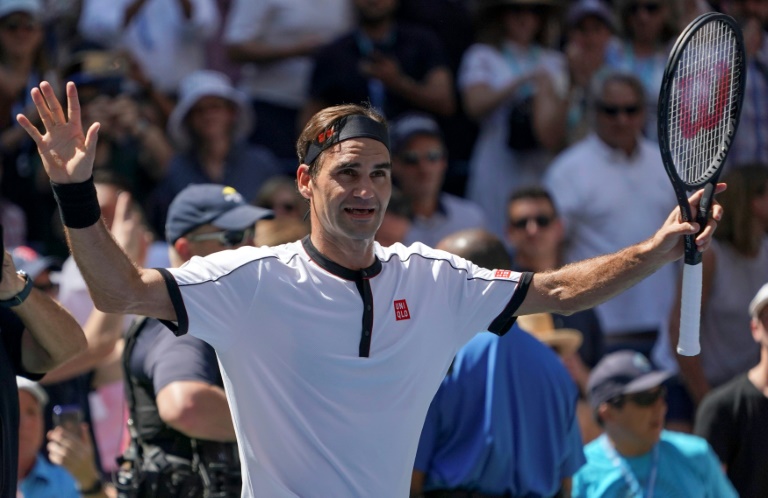 Serena y Federer avanzan en US Open, pendientes de lesión de Djokovic